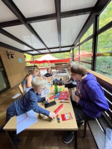 Basteln auf der Terrasse